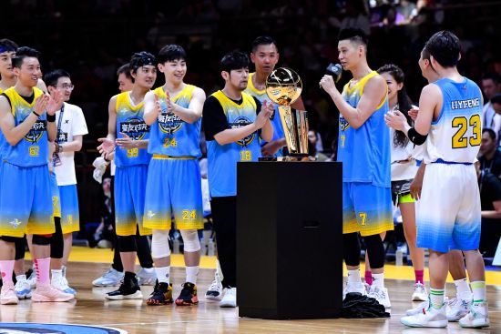 在2019年举办的豪友对决明星公益赛上,林书豪邀请周杰伦等17位明星参赛,共同为公益发声。 在2019年举办的豪友对决明星公益赛上,林书豪邀请周杰伦等17位明星参赛,共同为公益发声。