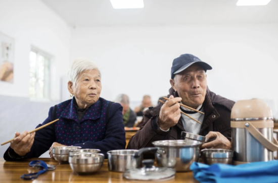 爱德基金会“爸妈食堂”项目在“公益宝贝”的支持下,给老人们送去营养午餐。 爱德基金会“爸妈食堂”项目在“公益宝贝”的支持下,给老人们送去营养午餐。