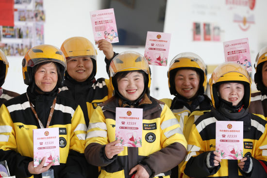 3月7日,山东省临沂市郯城县郯城街道龙泉社区,外卖女骑手展示领到的妇女维权公益服务知识手册。 3月7日,山东省临沂市郯城县郯城街道龙泉社区,外卖女骑手展示领到的妇女维权公益服务知识手册。