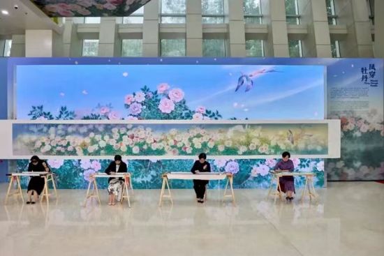 在全球妇女峰会数智赋能妇女和女童成果展上,5位非遗手艺人用一针一线钩织出一副牡丹画卷。 在全球妇女峰会数智赋能妇女和女童成果展上,5位非遗手艺人用一针一线钩织出一副牡丹画卷。