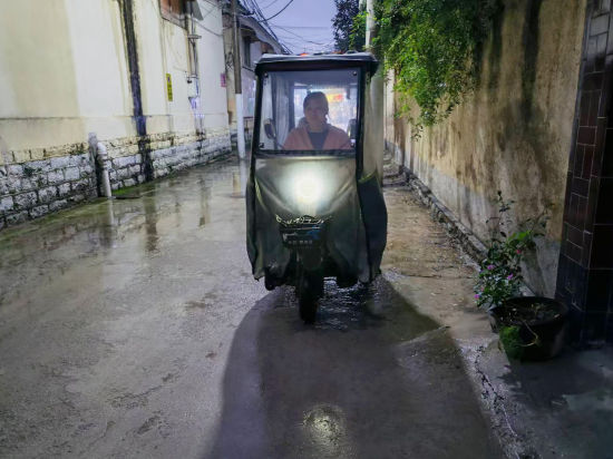 小谭妈妈每天骑电动车带女儿穿梭在医院和出租屋之间。 小谭妈妈每天骑电动车带女儿穿梭在医院和出租屋之间。