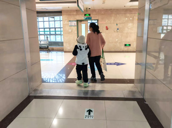 小谭妈妈带小谭看病。 小谭妈妈带小谭看病。