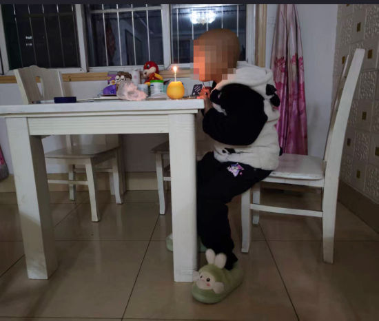 小谭点燃蜡烛,观察火苗的颜色。没有玩伴,她只能独自玩耍。 小谭点燃蜡烛,观察火苗的颜色。没有玩伴,她只能独自玩耍。