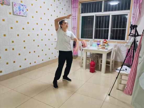 每晚八点十分,小谭妈妈准点直播跳舞。 每晚八点十分,小谭妈妈准点直播跳舞。