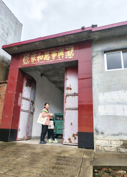 小谭妈妈骑车十多分钟去跟豆丁爸爸学直播跳舞。 小谭妈妈骑车十多分钟去跟豆丁爸爸学直播跳舞。