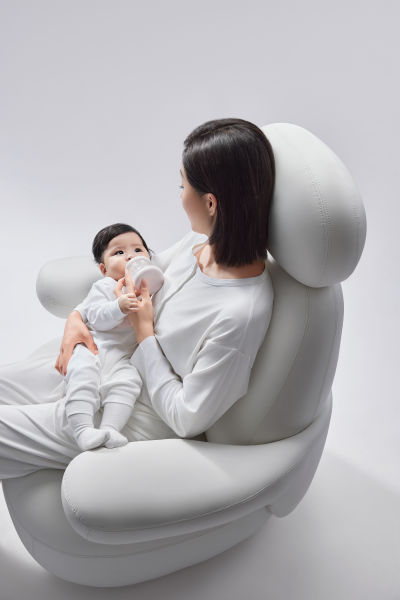 为了让妈妈们更舒适地哺乳,Babycare从零开始,重新设计一把哺乳椅。 为了让妈妈们更舒适地哺乳,Babycare从零开始,重新设计一把哺乳椅。