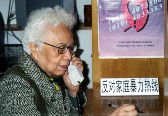 接听红枫反家暴热线电话的王行娟。图|受访者提供 接听红枫反家暴热线电话的王行娟。图|受访者提供