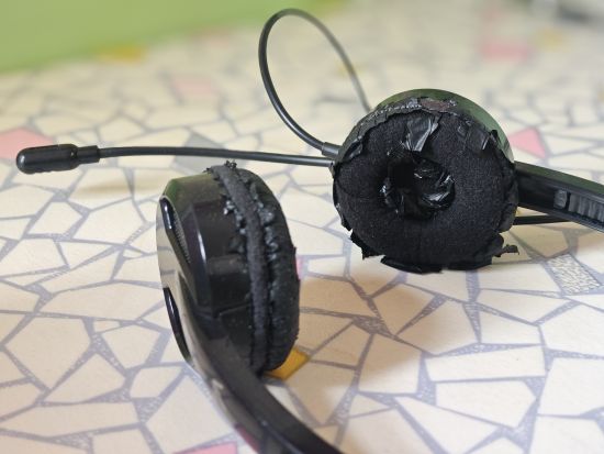 北京红枫妇女心理咨询服务中心咨询室一副已经老旧的耳机。摄影|本刊记者 张旭 北京红枫妇女心理咨询服务中心咨询室一副已经老旧的耳机。摄影|本刊记者 张旭