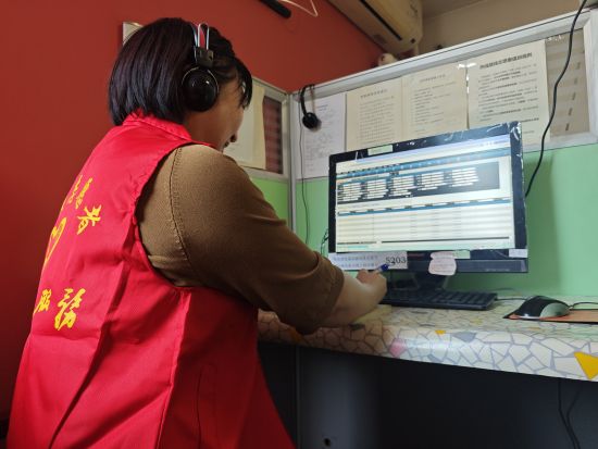 北京红枫妇女心理咨询服务中心志愿者在咨询室接听热线。摄影|本刊记者 张旭 北京红枫妇女心理咨询服务中心志愿者在咨询室接听热线。摄影|本刊记者 张旭