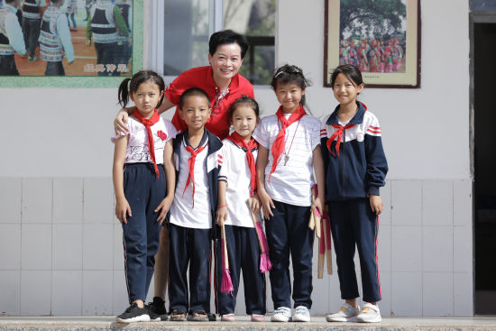 刘蔓在云南弥渡与孩子们合影。图|写真者提供 刘蔓在云南弥渡与孩子们合影。图|写真者提供