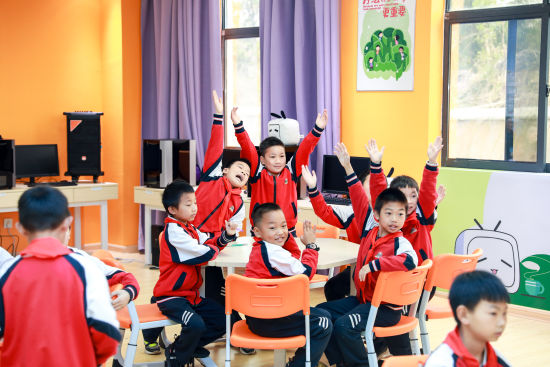 孩子们在真爱梦想公益基金会组织的梦想课堂上踊跃发言。 孩子们在真爱梦想公益基金会组织的梦想课堂上踊跃发言。