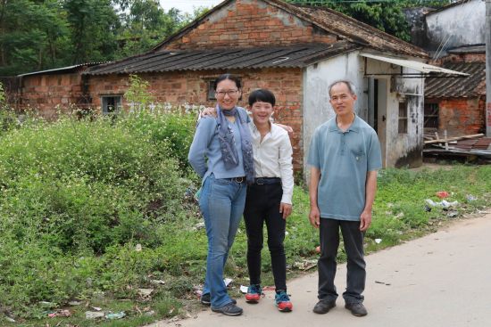 2015年微软与宝贝回家合作,借助技术找回来第一个走失的孩子。王岭与父子俩合影。图|受访者提供 2015年微软与宝贝回家合作,借助技术找回来第一个走失的孩子。王岭与父子俩合影。图|受访者提供