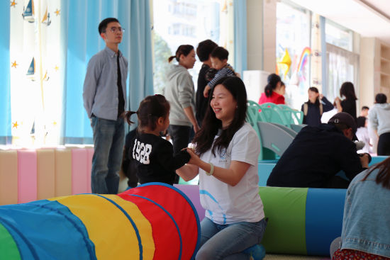 2019年,闻佳在宁陕县养育未来项目实地参访调研。图|受访者提供 2019年,闻佳在宁陕县养育未来项目实地参访调研。图|受访者提供