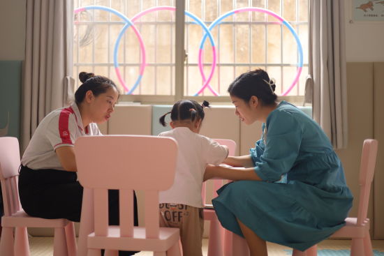 湖畔魔豆养育未来项目,养育师在给一户家庭上亲子课程。图|受访者提供 湖畔魔豆养育未来项目,养育师在给一户家庭上亲子课程。图|受访者提供