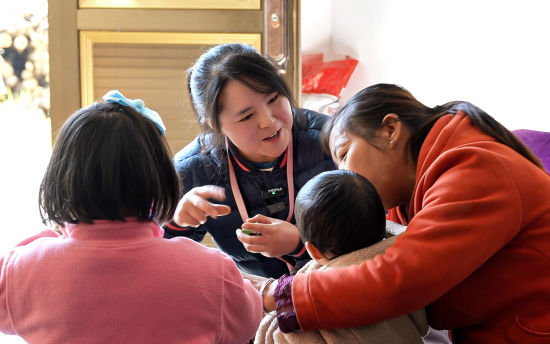 湖畔魔豆养育未来项目,养育师到一户婴幼儿家庭中入户家访。图|受访者提供 湖畔魔豆养育未来项目,养育师到一户婴幼儿家庭中入户家访。图|受访者提供