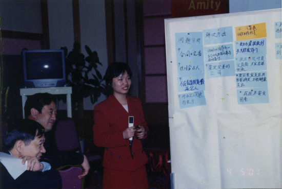 2001年,爱德召开农村发展项目管理研讨会,凌春香主持会议。图|受访者提供 2001年,爱德召开农村发展项目管理研讨会,凌春香主持会议。图|受访者提供