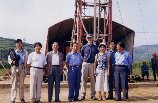 2002年8月30日,凌春香陪同加拿大项目专家到山西和顺县检查项目,在一个打井项目前合影。图|受访者提供 2002年8月30日,凌春香陪同加拿大项目专家到山西和顺县检查项目,在一个打井项目前合影。图|受访者提供