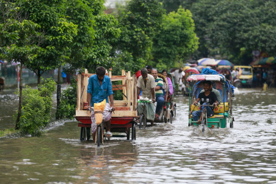 9月22日,孟加拉国达卡市遭遇暴雨袭击,车辆在积水的街道上艰难行驶。 9月22日,孟加拉国达卡市遭遇暴雨袭击,车辆在积水的街道上艰难行驶。
