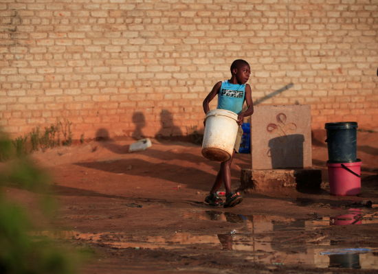2024年11月7日,津巴布韦马龙德拉,一名儿童前往水井打水。受厄尔尼诺现象影响,南部非洲国家超过6000万人口正面临前所未有的干旱天气。 2024年11月7日,津巴布韦马龙德拉,一名儿童前往水井打水。受厄尔尼诺现象影响,南部非洲国家超过6000万人口正面临前所未有的干旱天气。