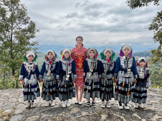 2021年10月,文山自治州董干镇,宋婷婷考察少数民族地区的乡村振兴和儿童教育状况。图|受访者提供 2021年10月,文山自治州董干镇,宋婷婷考察少数民族地区的乡村振兴和儿童教育状况。图|受访者提供