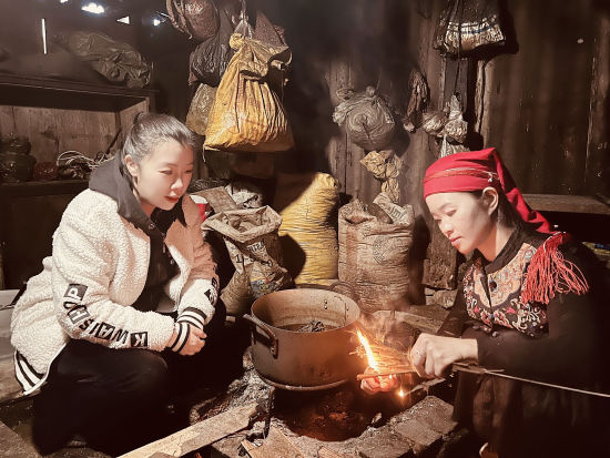 2021年10月,红河州马鞍底乡,宋婷婷考察少数民族地区的乡村振兴项目。图|受访者提供 2021年10月,红河州马鞍底乡,宋婷婷考察少数民族地区的乡村振兴项目。图|受访者提供