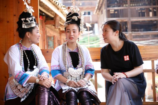 2019年10月,快手开展扶贫“点亮百县”系列活动期间,宋婷婷在贵州省雷山县西江千户苗寨考察。图|受访者提供 2019年10月,快手开展扶贫“点亮百县”系列活动期间,宋婷婷在贵州省雷山县西江千户苗寨考察。图|受访者提供