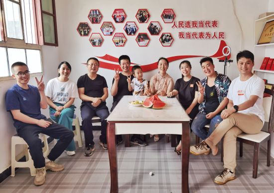 全国人大代表梁倩娟利用电商帮助乡亲销售农产品,2022年7月,宋婷婷(右三)参加陇南产业扶贫会议后,去她家考察。图|受访者提供 全国人大代表梁倩娟利用电商帮助乡亲销售农产品,2022年7月,宋婷婷(右三)参加陇南产业扶贫会议后,去她家考察。图|受访者提供