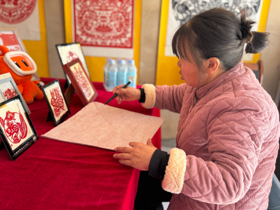 快手公益帮扶的困境女性非遗传承人。图|受访者提供 快手公益帮扶的困境女性非遗传承人。图|受访者提供