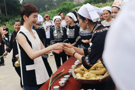 2023年,晓雪在贵州三都体验了水族马尾绣工艺。图|受访者提供 2023年,晓雪在贵州三都体验了水族马尾绣工艺。图|受访者提供