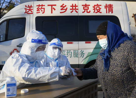 12月22日，山东枣庄流动医疗救治小分队向村民免费发放退烧药。