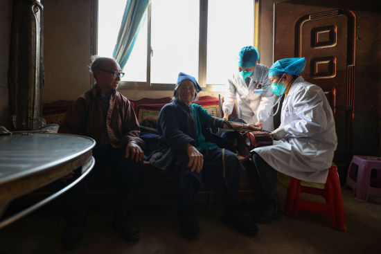 　12月12日，贵州马寨村，接种小分队的医务人员上门为老年人接种新冠疫苗。