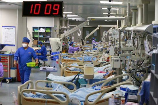 2022年12月31日，四川省遂宁市中心医院重症医学科ICU医务人员在救治新冠感染危重病患者。