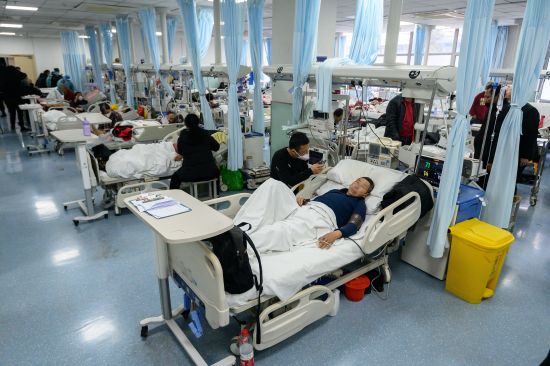 2023年1月9日，山西省太原市，白求恩医院重症医学科的医护人员在抢救重症患者。