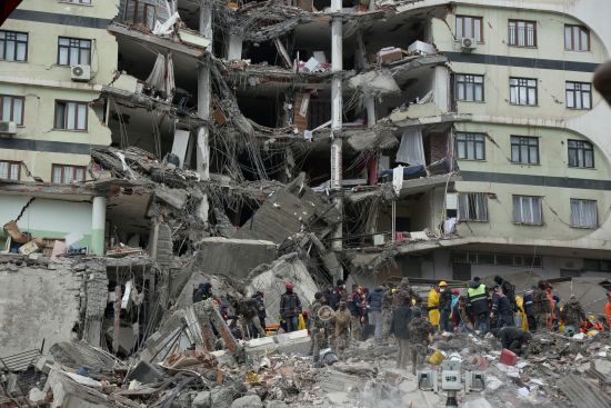 土耳其迪亚巴克尔，救援人员在废墟下搜寻幸存者。