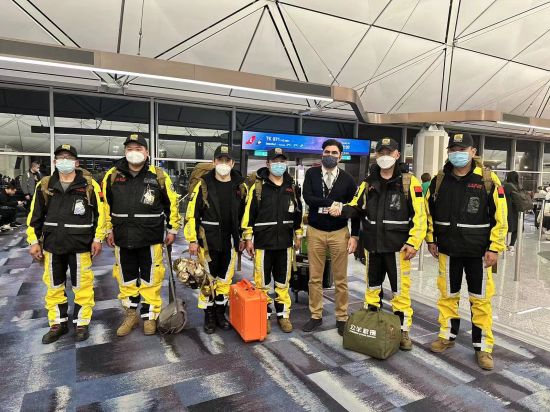  2月7日晚，公羊救援队土耳其地震救援先遣队在香港国际机场准备登机，前往伊斯坦布尔。