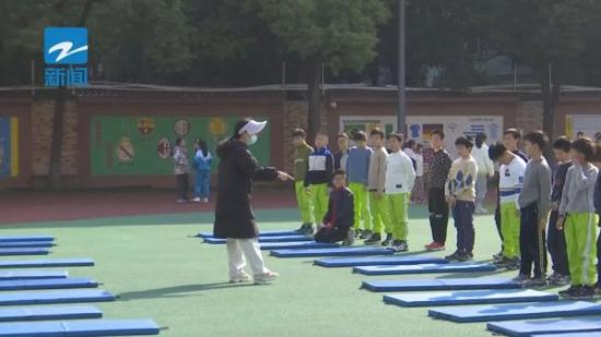 杭州市学军小学除了出现新冠症状的10名学生在家休息外，其他学生照常上课，体育课也在进行中。