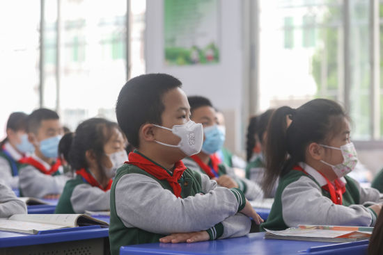 　2022年5月，江西南昌，教室内戴口罩上课的学生。