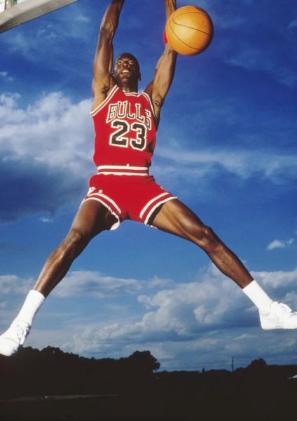 “篮球之神”迈克尔·乔丹年轻时的写真。