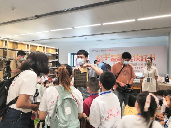 2022年5月，广州图书馆视障人士服务区联合朗声图书、百听听书举行了“牵手盲童，共读好书”融合阅读空间体验活动，通过“听书”的方式让更多盲童拓展阅读内容。摄影/澜庭