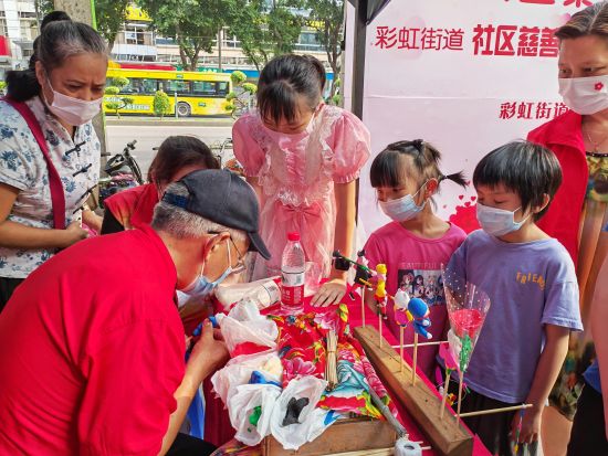 广州市慈善会彩虹街社区慈善基金开展慈善公益集市活动。