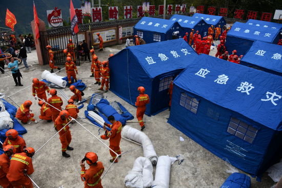2022年9月，甘孜州森林消防支队70名消防员运送救灾帐篷至泸定县磨西镇磨岗岭村。