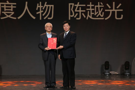2月28日，全国人大常委会委员、民盟中央副主席，中国社会保障学会会长郑功成为《中国慈善家》2022年度人物陈越光颁奖。