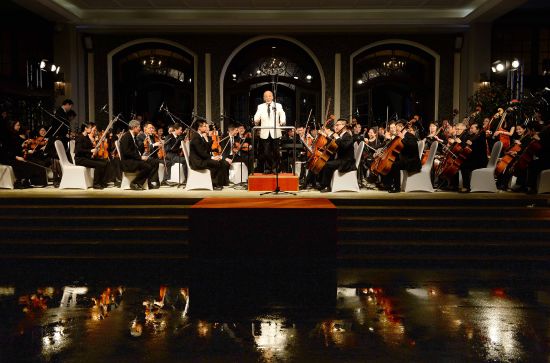 2015年5月，上海科学会堂，曹鹏与上海城市交响乐团合作为现场观众带来了《保卫黄河》、《梁祝》《雷电波尔卡》《一步之遥》等精彩的交响乐曲目。图/视觉中国