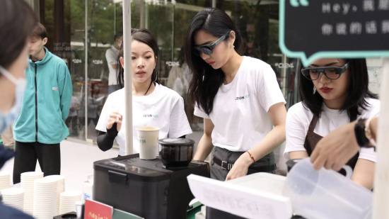 三里屯，“无声咖啡师”戴着“助听眼镜”为大家制作咖啡。