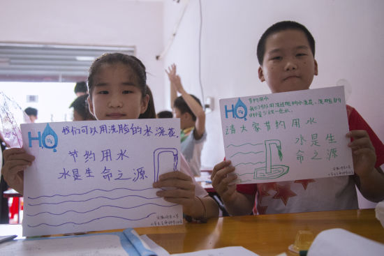 吾水团队发动大学生志愿者在安徽淮南倡导节水理念。