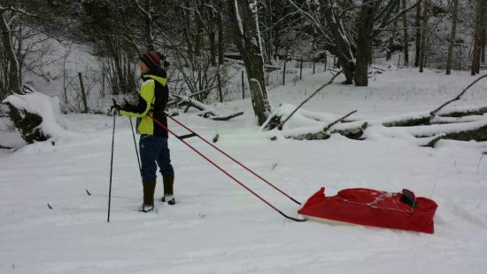 拖着半岁的儿子滑雪。