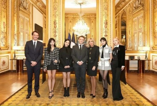 “小黄硬币慈善节晚会”上，BLACKPINK与法国总统马克龙夫妇合影。