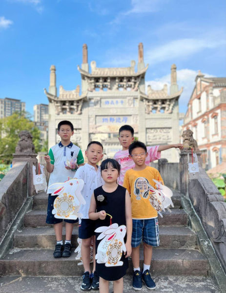 2022年中秋节，30组家庭在善园参与灯笼·月饼手作体验活动，为公益项目筹款957元。图/善园基金会
