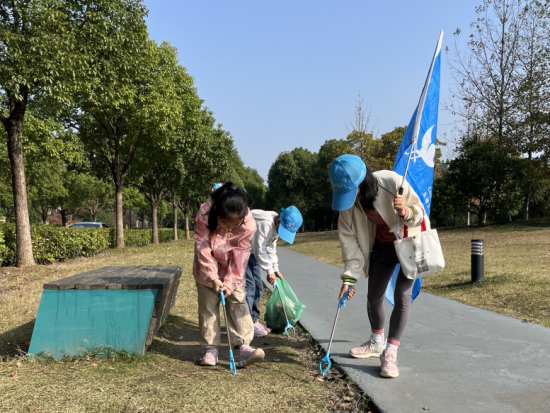 2022年，村娃带着爸爸妈妈在社区公共区域开展23次公益环保行动，捡拾垃圾178.522斤，参与人次594人。图/杭州市余杭区良渚文化村社区公益基金会
