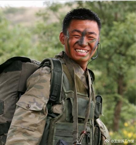王宝强在《士兵突击》中饰演许三多一角。
